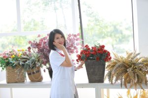 Tốt nghiệp Tiến sĩ tại Đại học Y Hà Nội, bác sĩ Hương còn tu nghiệp tại các quốc gia có nền y học phát triển như Mỹ và Hong Kong, nơi bà đã học hỏi và áp dụng các phương pháp điều trị hiện đại nhất. Tốt nghiệp Tiến sĩ tại Đại học Y Hà Nội, bác sĩ Hương còn tu nghiệp tại các quốc gia có nền y học phát triển như Mỹ và Hong Kong, nơi bà đã học hỏi và áp dụng các phương pháp điều trị hiện đại nhất.